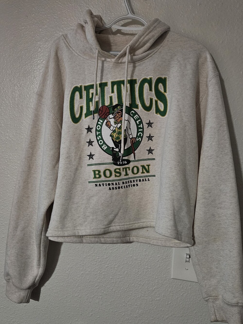 NBA Team Apparel Boston Celtics Cropped Hoodie Sweatshirt Oatmeal Gray Graphic